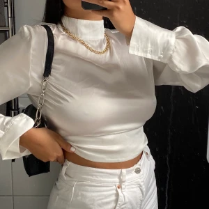 Vit blus  - Denna Dööösnygga vita blusen har öppen rygg som man knyter där bak!!😍 ärmarna saknar några knappar därför sänker jag ner priset redan innan.