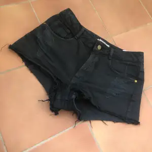 Svart jeansshorts. Använda ca 2-3 gånger men för stora för mig. 