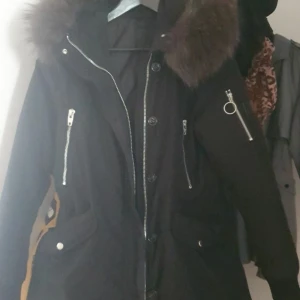 ROCK N BLUE vinterjacka dam - ROCK N BLUE vinterjacka strl 38. Känns dock som en 36a.Använd endast ett par ggr,då jag använt en annan jacka hela vintern.Brun päls(äkta).Generöst med fickor och varm och skön.Nypris 3695:-