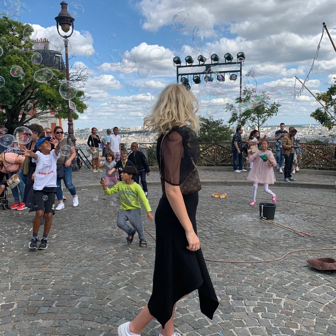 Topp i svart med puffärm i organza