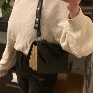Fin liten svart väska från unlimit - Jättefin väska från unlimit i nyskick! 💕Köptes för 2 månader sedan. Mått: 20x15. Ursprungspris 899 kr. Kan mötas upp eller skickas - Frakt tillkommer!