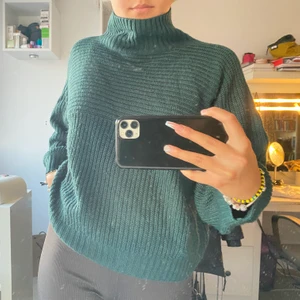Stickad polotröja från Monki  - Mörkgrön tröja i stickat material från Monki. Strl S men är väldigt loosefit. Inköpt för ca 2 år sen, därav använt skick. Säljes pga att den inte används längre. Kanske lite lång, men jag är 160 så sitter förmodligen bättre på en som är någon cm längre. 