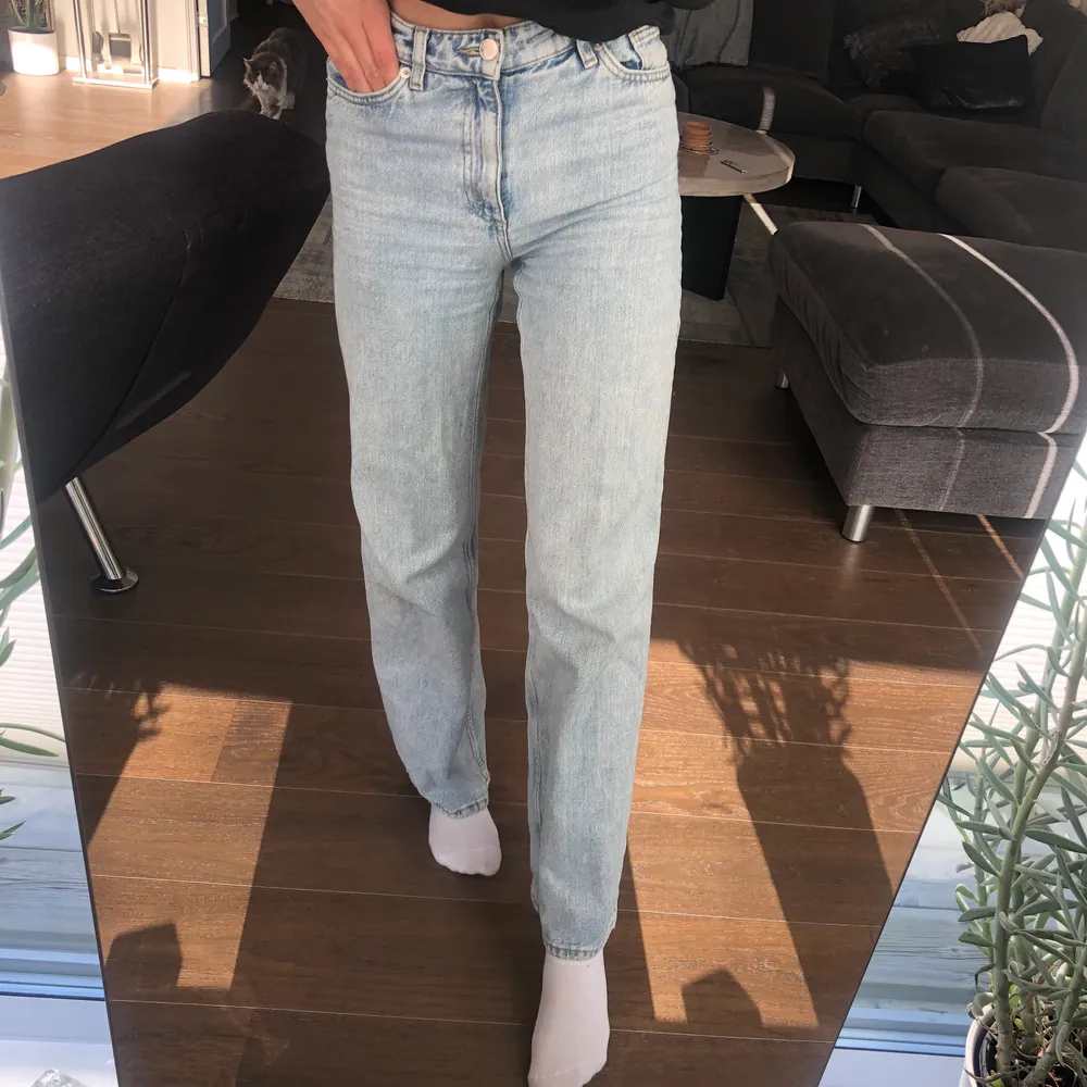 Ljusa jeans från Monki i st 25, sitter perfekt på benen. Är 173 och dom är perfekt längd. Skulle säga att dom passar 26/27 ockås Säljs inte längre, är i mycket bra skick och andvänt enbart fåtal gånger. . Jeans & Byxor.
