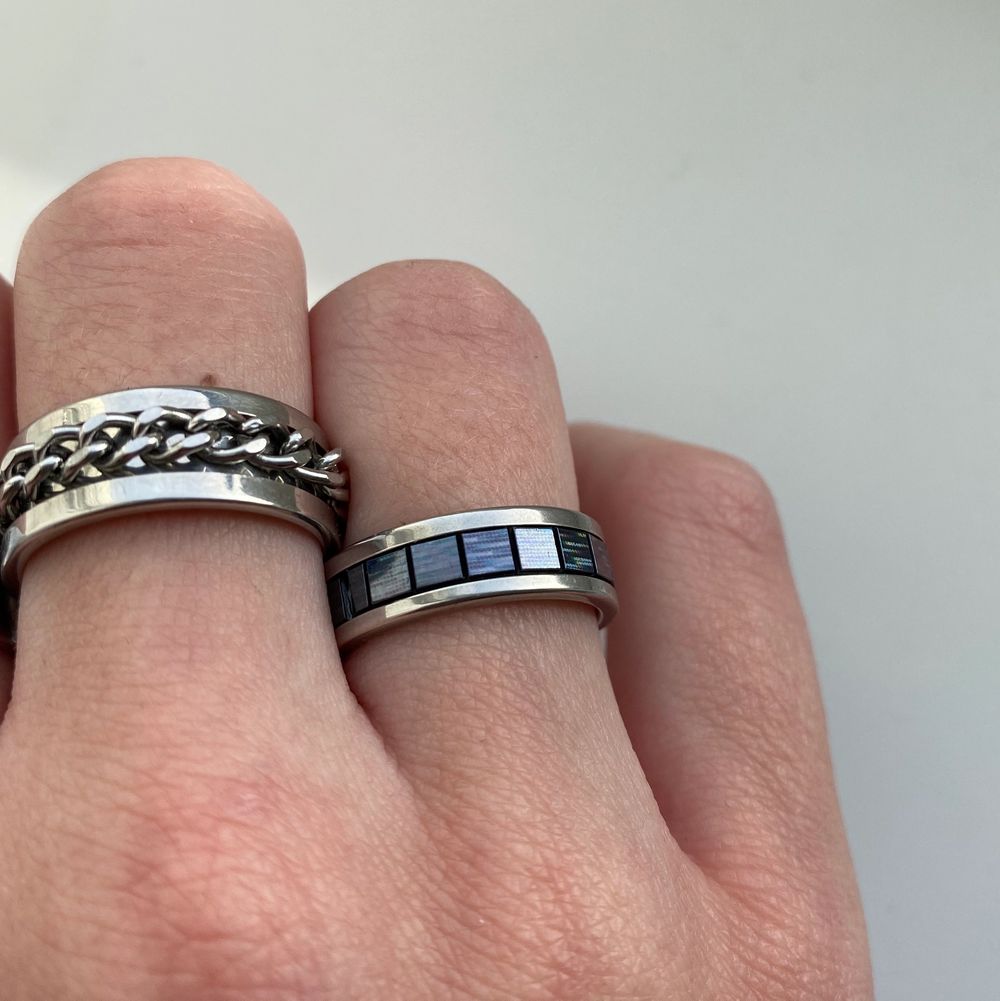 Super cool silvrig ring som reflekteras i solen đ€ Ringen Ă€r mörkgrĂ„ men skiftar lite i blĂ„tt. Har haft ringen i nĂ„gra mĂ„nader men endast anvĂ€nt den 1-2 gĂ„nger. Har likadana ringar i andra fĂ€rger som jag anvĂ€nt vid flera tillfĂ€llen och de har aldrig fĂ€rgat av sig osvđ€ ringen Ă€r 17mm i diameterđ€. Accessoarer.