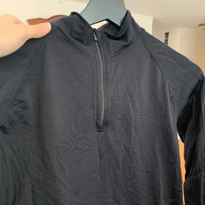 Svart träningströja  - Färgen syns inte bra alls på bilderna, men den är helt svart, inte en dassig grå som det ser ut :). Den är använd ca 3 gånger så väldigt mjuk och i bra skick. Den är av nylon så väldigt stretchig. Storlek XS/S men skulle säga att den sitter bäst på en XS!😊