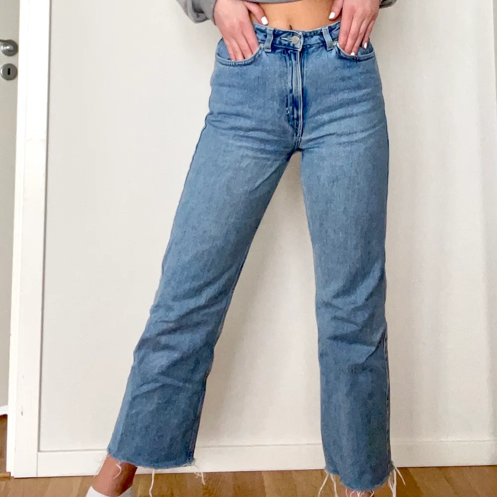 Jag säljer ett par jeans från weekday i modellen row. De är längd W27 L 30, jag har däremot klippt av dom därnere. Snygga till våren. (jag är på bilden 1.70). Jeans & Byxor.