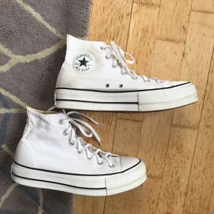 Platå converse köpta i Nice 2019 - Det gör ont i min själ att jag måste sälja dessa sjukt snygga skor 😭😭 men har fått inse att dom tyvärr är för små för mig... De har använts sparsamt men har fått vissa missfärgningar vilket syns på bilderna. Sjukt bra skick annars! Nypris ≈ 1000kr