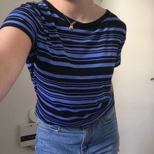 Randig topp från Michael Kors - Jättefin tunn topp från Michael Kors, avlång i form men man kan alltid stoppa in den eller vika upp