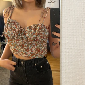 Topp från Shein - Fin topp från Shein. Oanvänd! Storlek XS men passar XS-S! Köparen står för frakten!