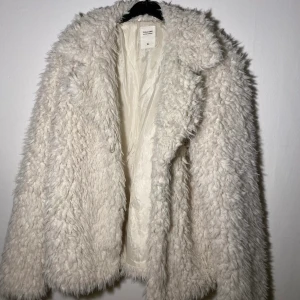Faux fur jacka - Härlig vinter/höst jacka. Den är super mjuk och väldigt varm. Jackan är i bra skick. Säljer då den är lite för stor för mig✨