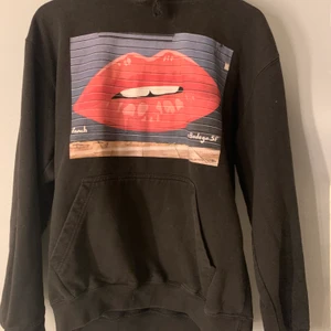 Hoodie med tryck ifrån cool elephant 💛 - Jag säljer min hoodie ifrån cool elephant som jag knappt användt då jag köpte den på impuls och sen inte tyckte om trycket💛💛