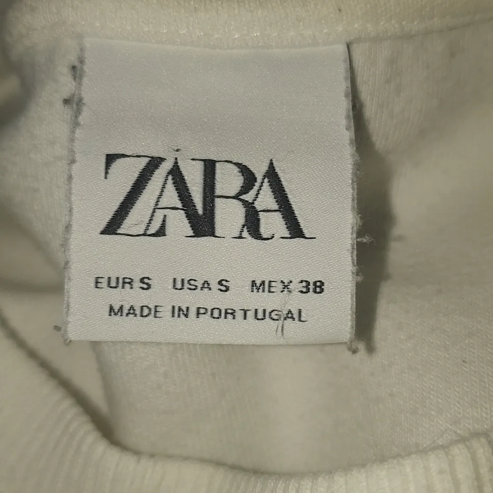 Vit Zara sweatshirt, använt skick . Tröjor & Koftor.