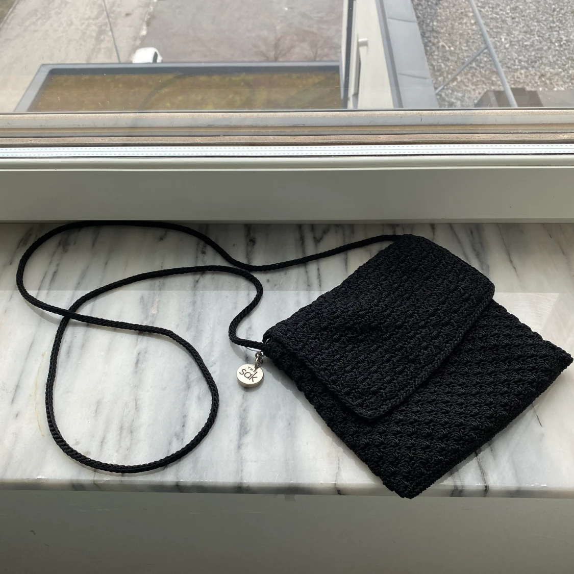 Svart crochet crossbody väska