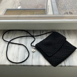 Svart crochet crossbody väska - Stilrent svart crochet väska perfekt för alla outfit. Budgivning i kommentererna vid stort intresse. Pris:80