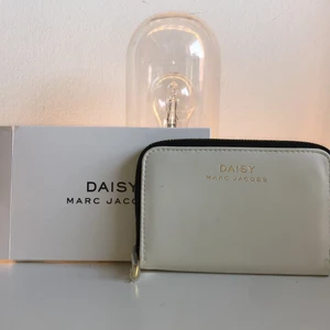  Ny Daisy Mark Jakobs plånbok - Äkta helt ny plånbok, hör av dig om frågor eller intresse🥰