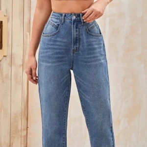 Blåa jeans  - Ett par byxor som tyvärr är för korta för mig, är i storlek 34/XS och knappt använda