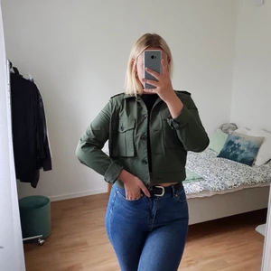 H&M JACKA - Militär vibes jacka från H&M i tunt bomulls liknande material. Lite stretchigt, kort modell ~ ALDRIG använd så i utmärkt skick!