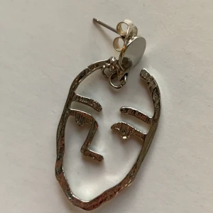 Ansiktsörhängen - Örhängen med ansiktsform. Rengjorda. 