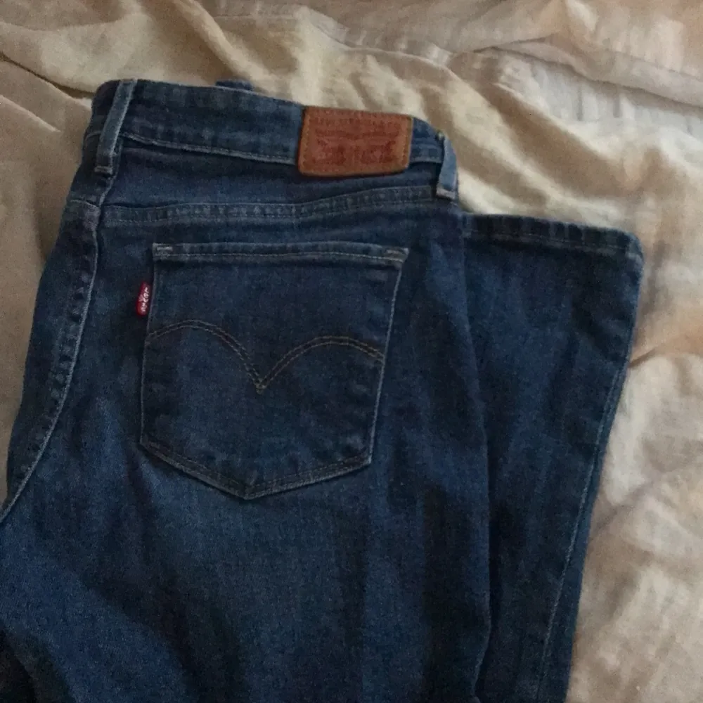 Säljer mörkblåa låga bootcut jeansen från Levis. (Kolla tredje bilden för färg).  De är i bra och fint skick. Denhär modellen e slutsålda typ överallt. Jättefina men har tyvärr inte kommit till användning för mig💕. Jeans & Byxor.