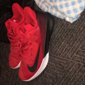 Nike skor  - Säljer ett par röda Nike skor. Aldrig använda och nästan nyköpta också. I stl 38