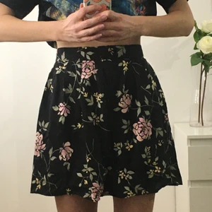 Blommig kjol med fickor - Som ny 🌸🌺🌼