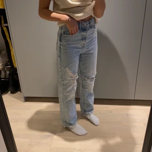 Zarajeans - Supersnygga slitna jeans från Zara! Tyvärr är de för korta för min smak och kommer därför inte till användning! Använda Max 5 gånger och har tyvärr fått ett litet hål (som knappt syns) på den vänstra vaden! 200kr exklusive frakt, men kan mötas upp i linköping!