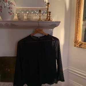 ZARA Blus - Marinblå ZARA blus i storlek S. Inköpt för 300kr, säljer för 100kr 🥰