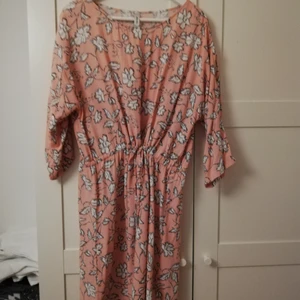 Klänning  - Sval och skön laxrosa klänning med dragsko. Trekvartslånga armar, 100% viskos 