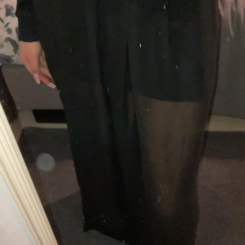 En lång svart kjol med slits på sidan. Aldrig använt . Kjolar.