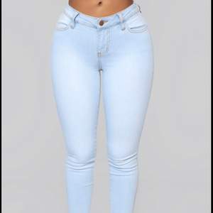 Väldigt sköna och fina jeans från Fashion Nova. Det är deras ”Classic Mid Rise Skinny Jeans”. De är i storlek M och är väldigt stretchiga, alltså skulle de passa även om man har en storlek mindre eller större. De är helt oanvända och har fortfarande kvar alla lappar. (Säljer dom även i färgen vit)💕💕