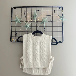 Väst - En mindre typ av väst, från zara barnavdelning i största storleken. Prislappen är kvar.