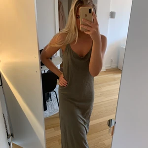 Klänning  - Militärgrön klänning i bomull