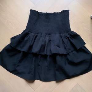 Säljer denna kjol jag köpte i Köpenhamn så kommer inte ihåg vilken affär!! Den är i väldigt bra skick och sitter väldigt snyggt!💚