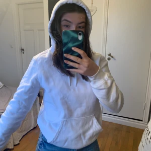 Vit hoodie - Säljer en fin hoodie som är ett bra basicplagg i garderoben! Den är köpt på H&M på herravdelningen och är i jättefint skick. Skriv för mer information, köparen står för frakten✌🏼✌🏼