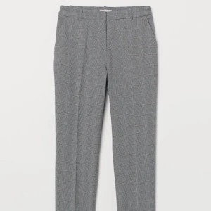 Rutiga kostymbyxor - Superfina rutiga kostymbyxor från H&M i storlek 34. Säljer då de inte kommer till användning längre. Är i bra skick. Har både två framfickor och två bakfickor. Är just nu slutsålda på H&Ms hemsida. Nypris: 249kr, och jag säljer för 90kr + frakt.