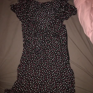 Mönstring sommarklänning - Skriv till mig för bild på framifrån. En av mina favorit sommarklänningar som tyvärr blivit för liten i bysten. Ganska kort och tajt med en rejäl urringning. Tror storlek XS. Från topshop. Väl använd men fortfarande bra skick. 
