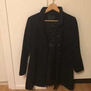Stockholm - Svart insvängd kappa från Stockholm i storlek 40