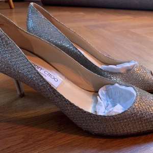 Jimmy Choo Glitter Lamé Open toe pumps 40 - Beautiful “Evelyn” glitter lamé open toe pumps, champagne colour, size EU50/US, heel 65mm. Pristine condition, new heels. Worn once