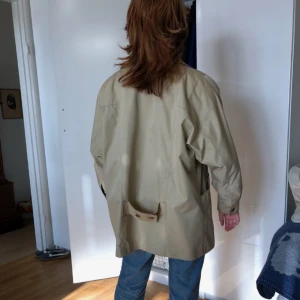 Chic jacka🎉 - Snygg vårjacka i finfin kvalité! Älskar den här jackan sitter perfekt för mig om lite står kanske. Fin i vårljus med den toffee beige färgen. 65% Pes och 35% bomull. Kan reglera storleken. 