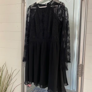 Klänning - Säljer en svart klänning i storlek M, endast testad.