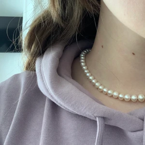 pärlhalsband  - Jättefin pärlhalsband! Fick den till födelsedagspresent men kommer inte till användning. Aldrig använd och hög kvalitet💓 