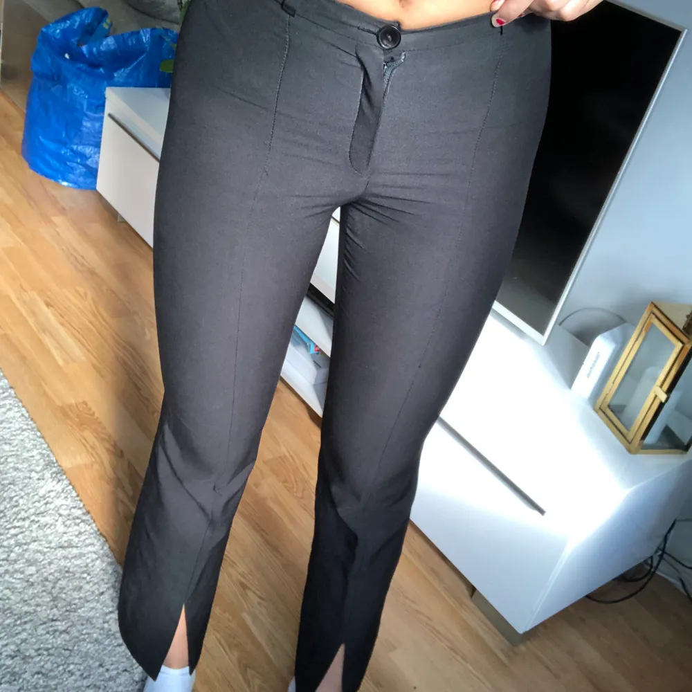 Superfina kostymbyxor med en slits nertill! Säljer pga att de är för korta för mig som är 178, dock är de väldigt långa ändå som ni ser på bild 2! . Jeans & Byxor.