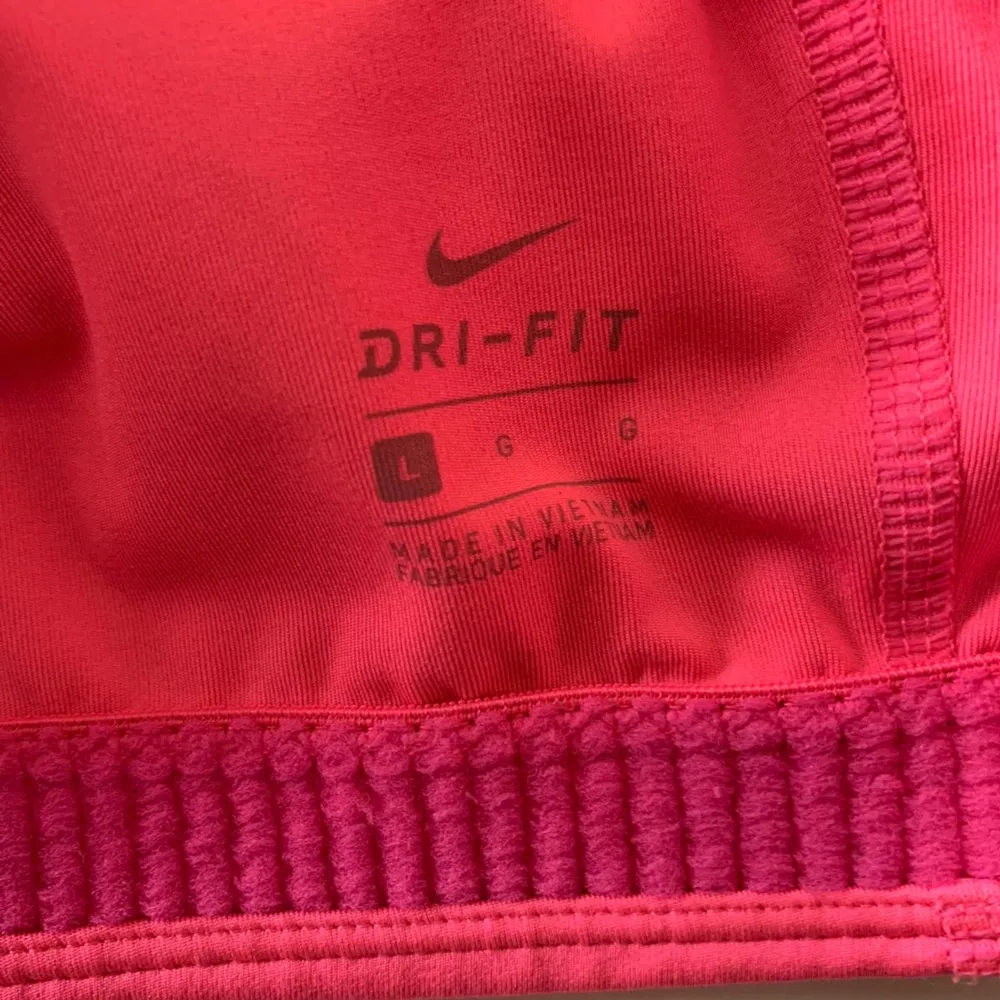Populär Nike sport bh I strlk L men är ganska liten i storleken så skulle säga att den passar M också! Finns hål för inlägg👍🏼 Från Secondhand men passade inte mig, i väldigt bra skick 💕 Frakt tillkommer☺️. Övrigt.
