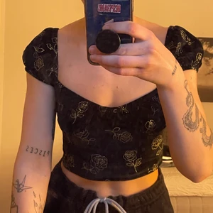 Topp Motel rocks - Jättefin topp från motel rocks. Sammet liknande material men broderade rosor som skiftar i guld. Aldrig använd