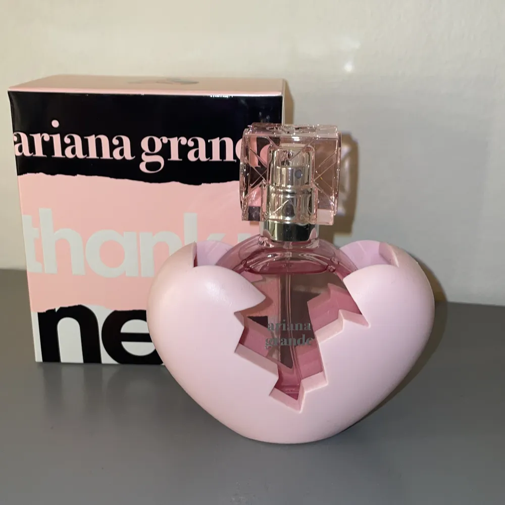 Säljer min Ariana Grande thank u next parfym 30 ml💕. Inte tagen mer än 10-20 sprut säljer för tycker inte lukten passar mig kommer med förpackningen. Ny pris 400kr💕🖤 priset kan diskuteras 💞. Övrigt.
