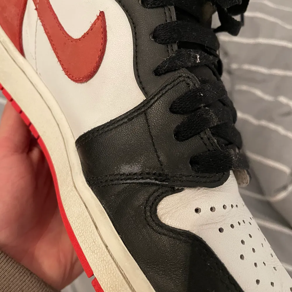 Säljer dessa Air Jordan 1 High Track red! Allt medföljer inkl kvitto. Finns lite scuffs på bild och mockan på hälen kan behöva lite rengöring. Bud är välkommet! Fråga gärna om du har någon fundering! ✌🏻. Skor.