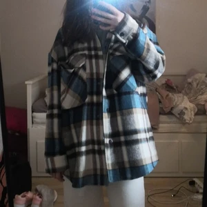 ZARA Skjortjacka - Säljer min superfina skjortjacka i strl. XS från Zara som är slutsåld både i butik och på nätet. Har alldeles för många jackor och känner att jag behöver bli av med några. Köpt för en månad sen och använd 3 gånger väldigt sparsamt, är i fint skick. Kan skicka fler bilder på jackan om det önskas. Frakt tillkommer💙