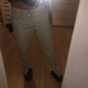 Ljusblåa Zara Jeans - Säljer dessa skitsnygga ljusblåa slutsålda zara jeans med slits. Så snygga till sommaren. Är i storlek 40 men sitter oversized och lågmidjat på mig som vanligtvis har storlek 36/38 i jeans (se bild). Skulle säga att dom är små i storleken. 