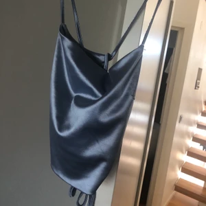 Satin topp - Säljer denna söta satin topp! Använd en gång! Frakt 30 kr