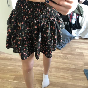 Volangkjol - Blommig volangkjol från Cubus. Passar XS/S/M då den är väldigt stretchig. Jag är 171cm och har S.